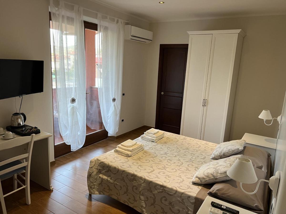 Le Pavoncelle Hotel บอซา ภายนอก รูปภาพ
